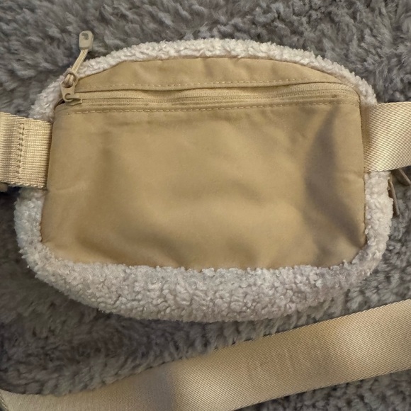 LOLE Sherpa Belt Bag - Picture 7 of 10